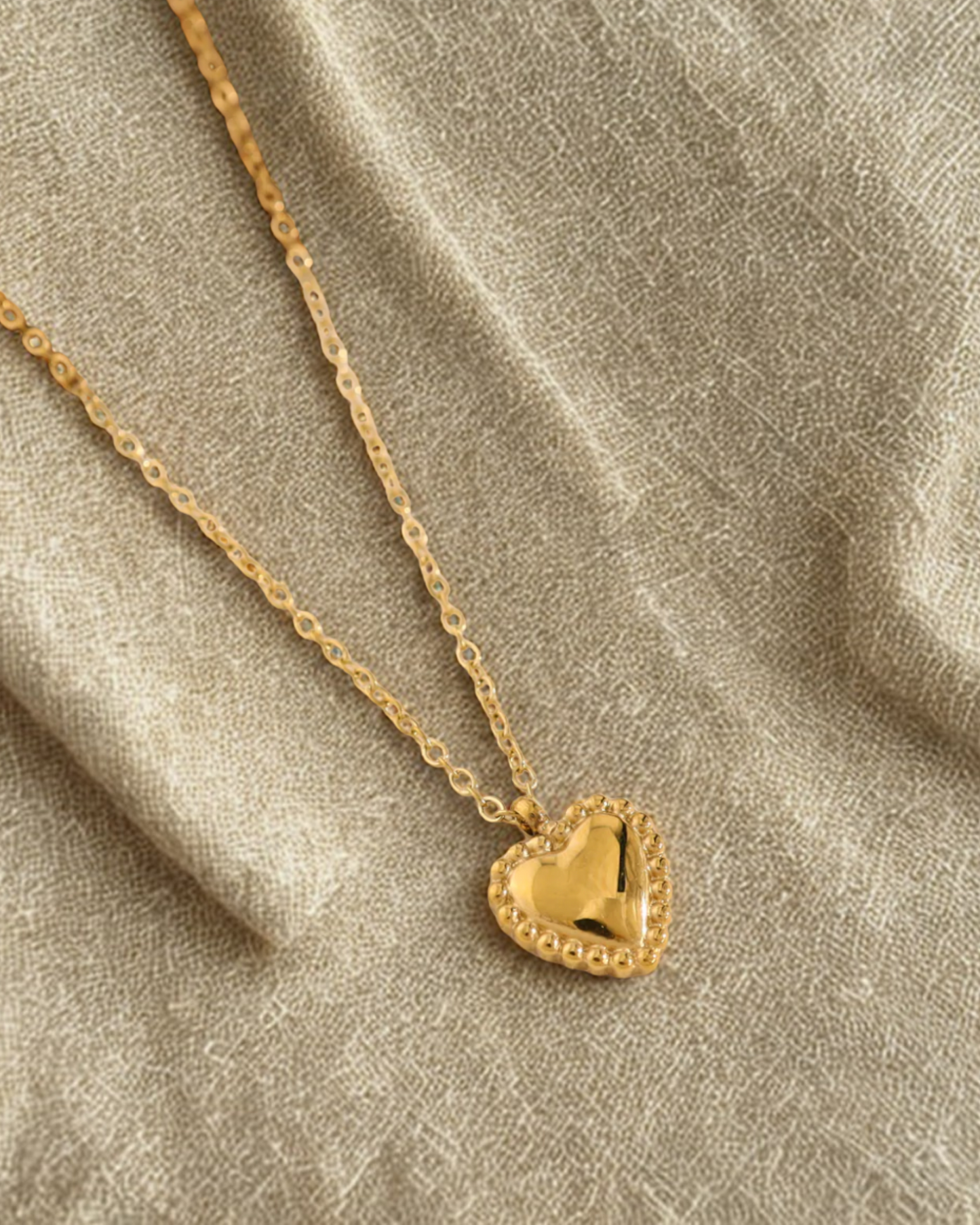 COLLIER EVE